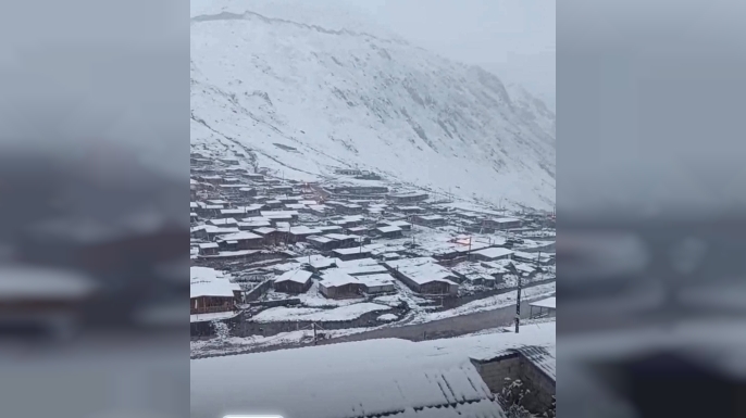 Yaylalara kar düştü