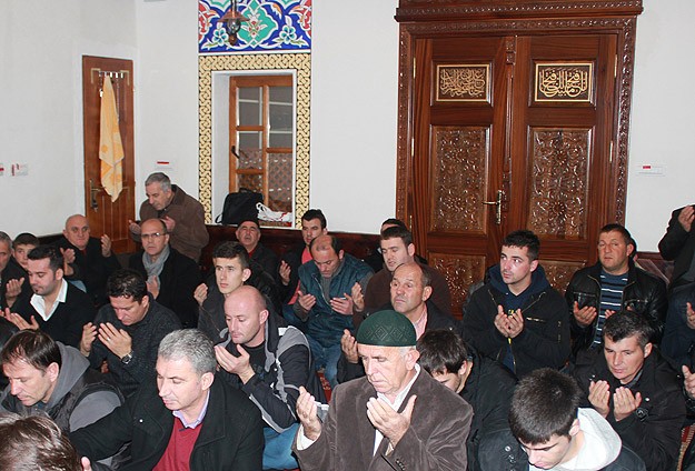 <font color="red">Karadağ'da bütün camilerde Erdoğan'a dua edildi</font>