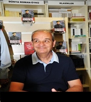 BAŞBUĞ HEM KİTAP İMZALADI HEM YORUM YAPTI