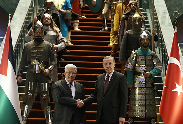 16 Asker 16 Türk Devletini temsil eden kıyafet giydi