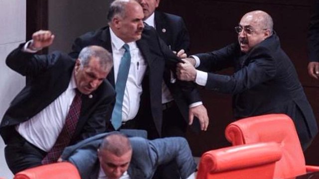 Milletvekilleri birbiriyle kavga etti yaralılar var