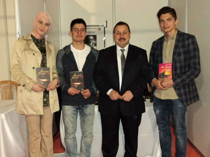 Roman yazarı Doğan Kan'a kitap fuarında yoğun ilgi