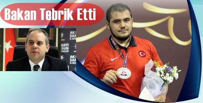 Bakan Çağatay Kılıç Milli Güreşçi Emre Dede'yi tebrik etti.