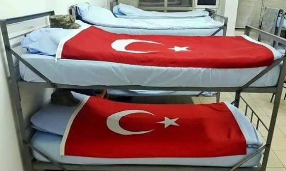 Şehitlerimizin ranzalarına arkadaşları bayrak serdi