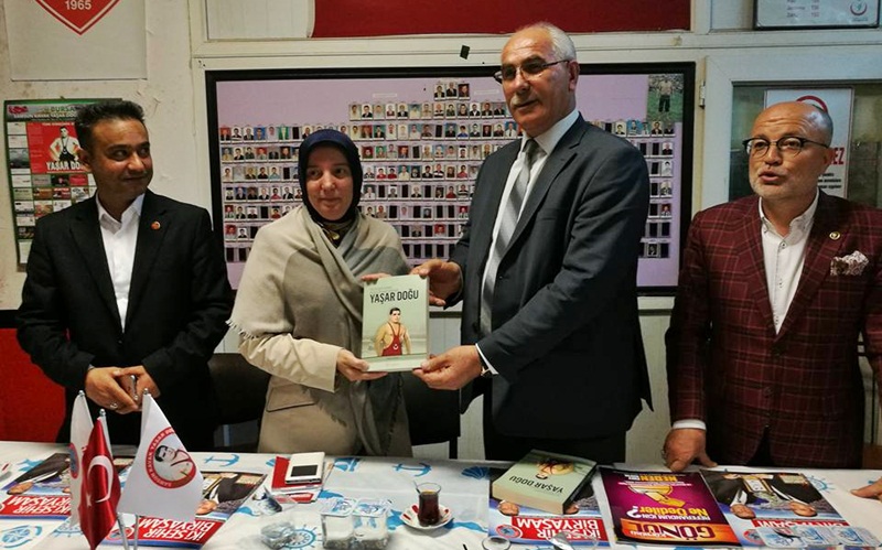 Bursa Yaşar Doğu Derneğinden Milletvekili Gözgeç'e anlamlı hediye