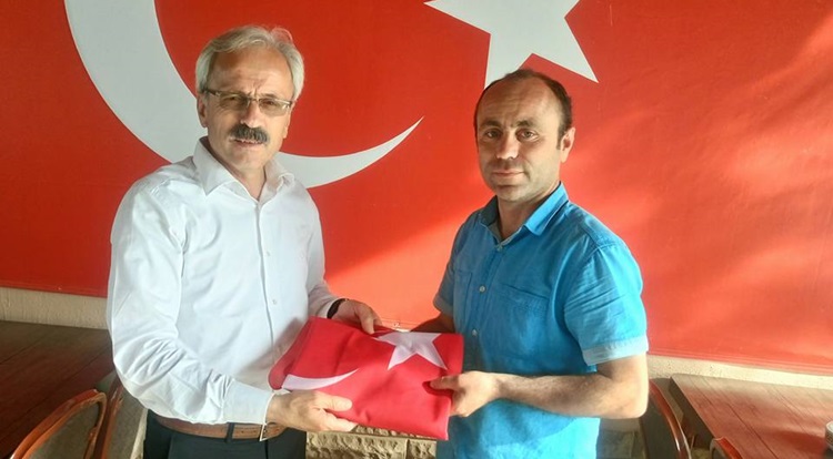 AHMET SEVEN NAZIM DEMİRCİ'YE TÜRK BAYRAĞI HEDİYE ETTİ