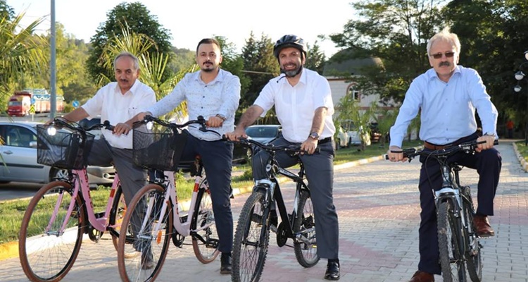 BAŞKANLARDAN KAVAK GÜVEN PARKTA BİSİKLET GEZİSİ