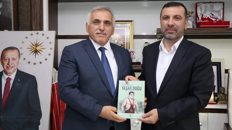 Başkan Sarıcaoğlundan Anlamlı Hediye