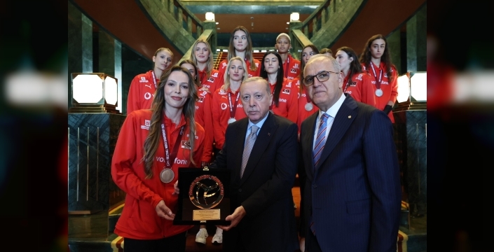 Erdoğan A Milli Kadın Voleybol Takımı'nı Cumhurbaşkanlığı Külliyesi'nde ağırladı