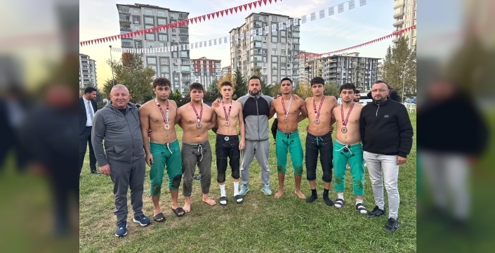 İlkadımlı Güreşçiler Başarıya Doymuyor