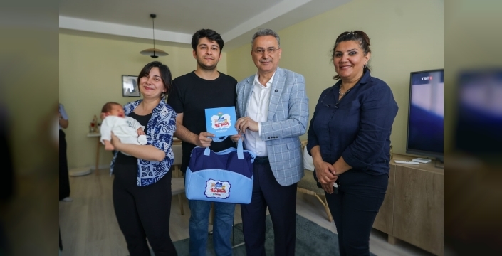 İlkadım’da Doğan 555’inci Bebeğin İlk Hediyesi Başkan İhsan Kurnaz’dan