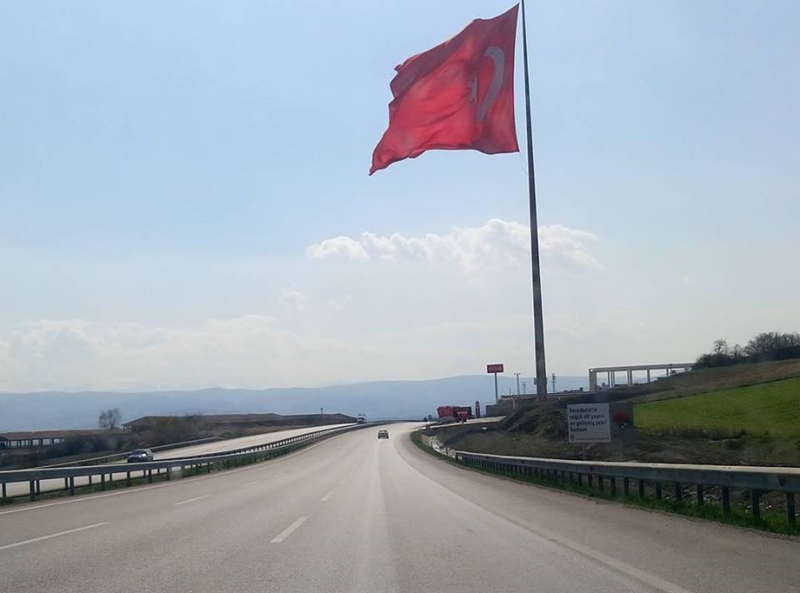 Dev bayrak görenlerin göğsünü kabartıyor