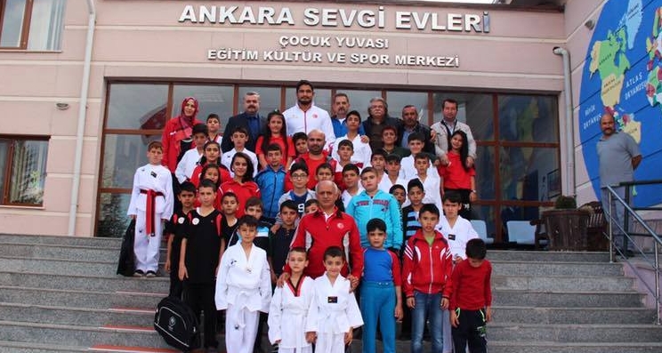 Taha Akgül'den Kimsesiz Çocuklara Anlamlı Ziyaret